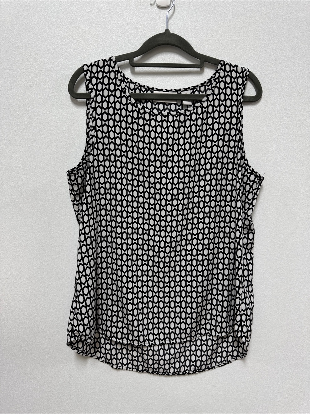 White House Black Market Black & White Geometric Sleeveless Tank